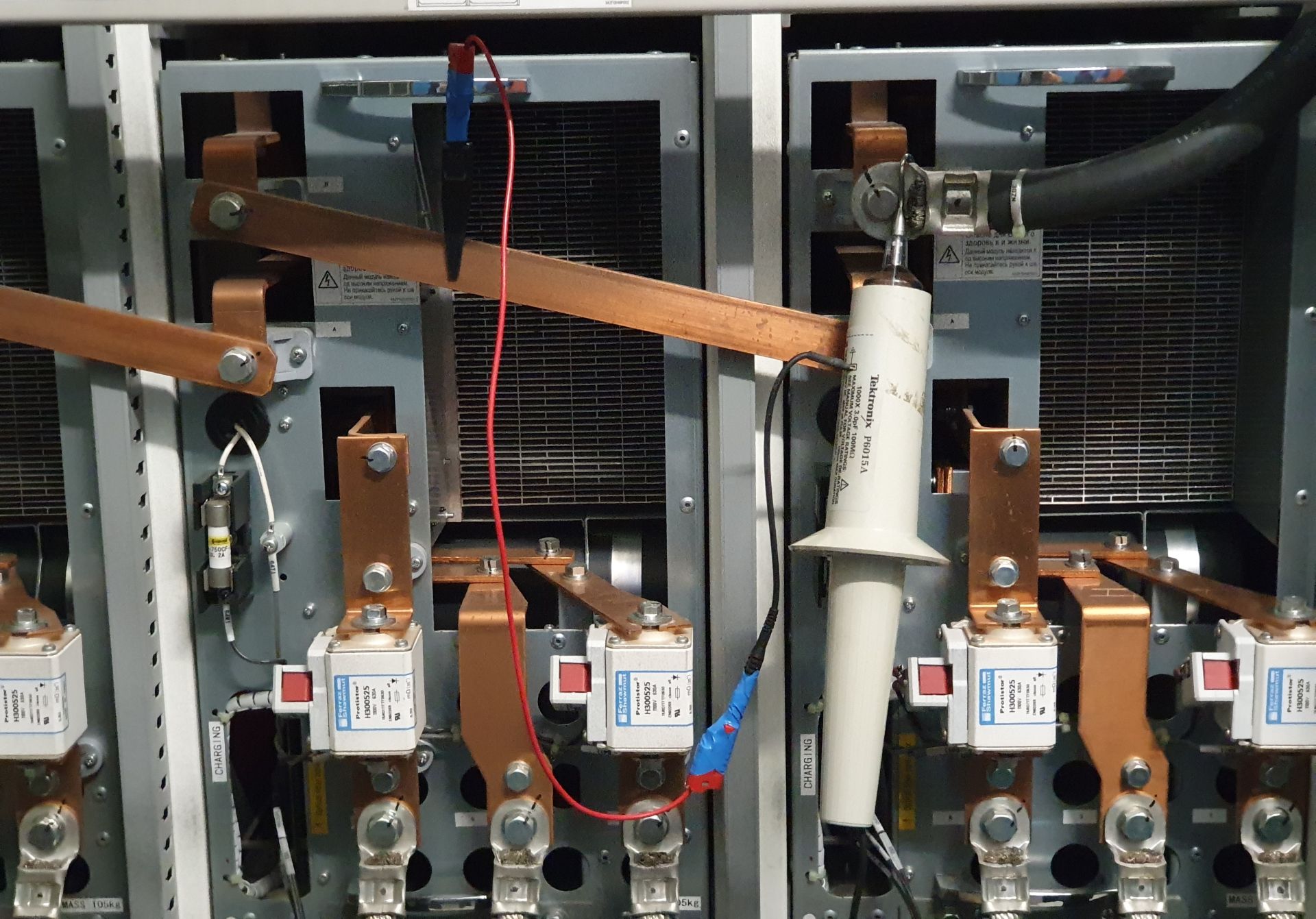 Делитель напряжения Tektronix подключен на выходе высоковольтного ПЧ
